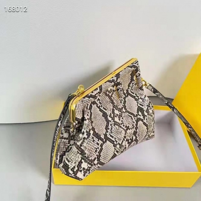 FENDI フェンディ 2021年最新なクラシックな ショルダーバッグ